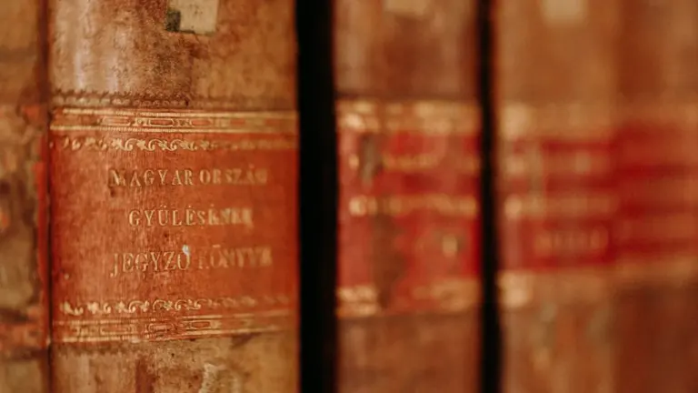 Senovinės knygos ir istoriniai dokumentai universiteto bibliotekoje, atspindintys Lietuvos kultūrinį bei istorinį palikimą.