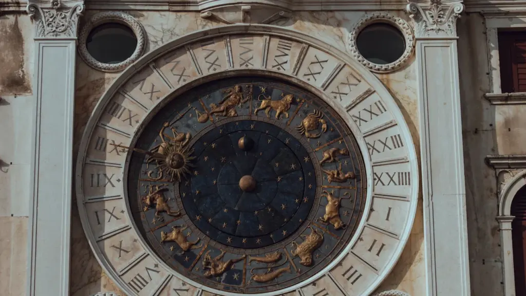 Didelis istorinis astronominis laikrodis ant pastato fasado su Zodiako ženklais ir romėniškais skaičiais.