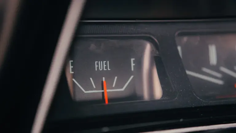 Automobilio degalų lygio matuoklis prietaisų skydelyje rodo beveik tuščią kuro baką