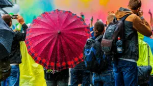 Žmonės dalyvauja spalvotame bėgimo festivalyje Vilniaus miesto gatvėse vasaros metu