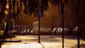 Viešasis transportas važiuoja Vilniaus gatve mokslo metų pradžios laikotarpiu rudenį.