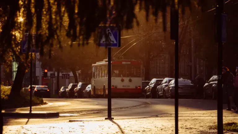 Viešasis transportas važiuoja Vilniaus gatve mokslo metų pradžios laikotarpiu rudenį.