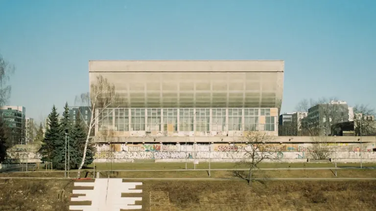 Modernus stiklinis Vilniaus sporto rūmų pastatas prie Neries upės krantinės