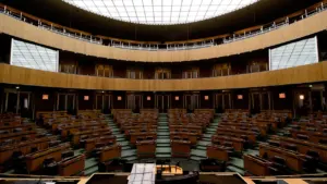 Tuščia Seimo posėdžių salė, atspindinti parlamentinę demokratiją ir politinius sprendimus Lietuvoje.