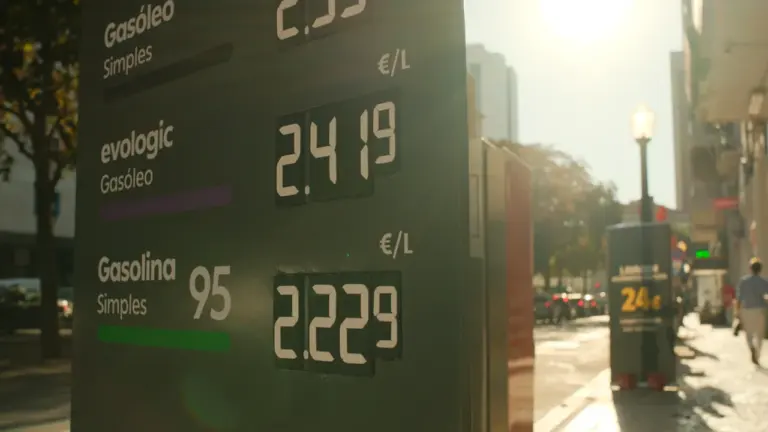 Degalų kainų švieslentė degalinėje su nurodytomis benzino ir dyzelino kainomis eurais.