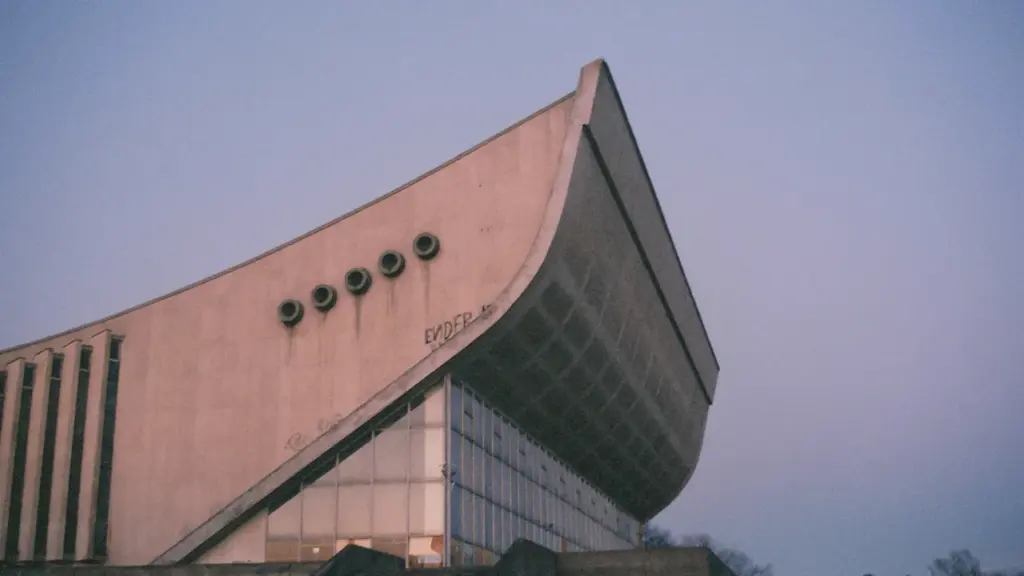 Vilniaus sporto rūmų modernios architektūros pastatas su išskirtiniu lenktu stogu