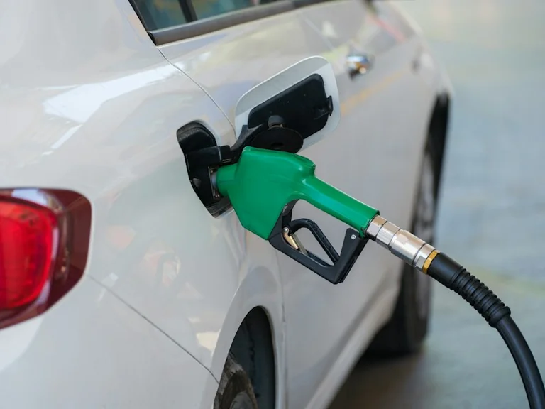 Kaip pagal automobilio sąnaudas apskaičiuoti kelionės kuro išlaidas