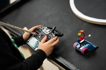 Klaipėdoje robotų kovos pasiekė rekordą: vietos komanda pelnė du apdovanojimus